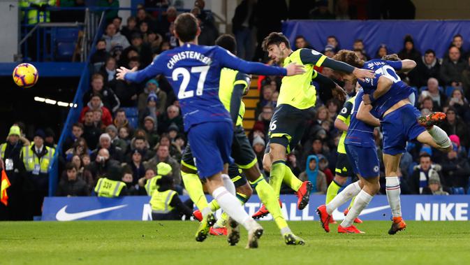 Pemain Chelsea, David Luiz (kanan) mencetak gol ke gawang Huddersfield Town saat bertanding dalam lanjutan Liga Inggris di Stadion Stamford Bridge, London, Sabtu (2/2). Chelsea membantai Huddersfield Town 5-0. (AP Photo/Alastair Grant)