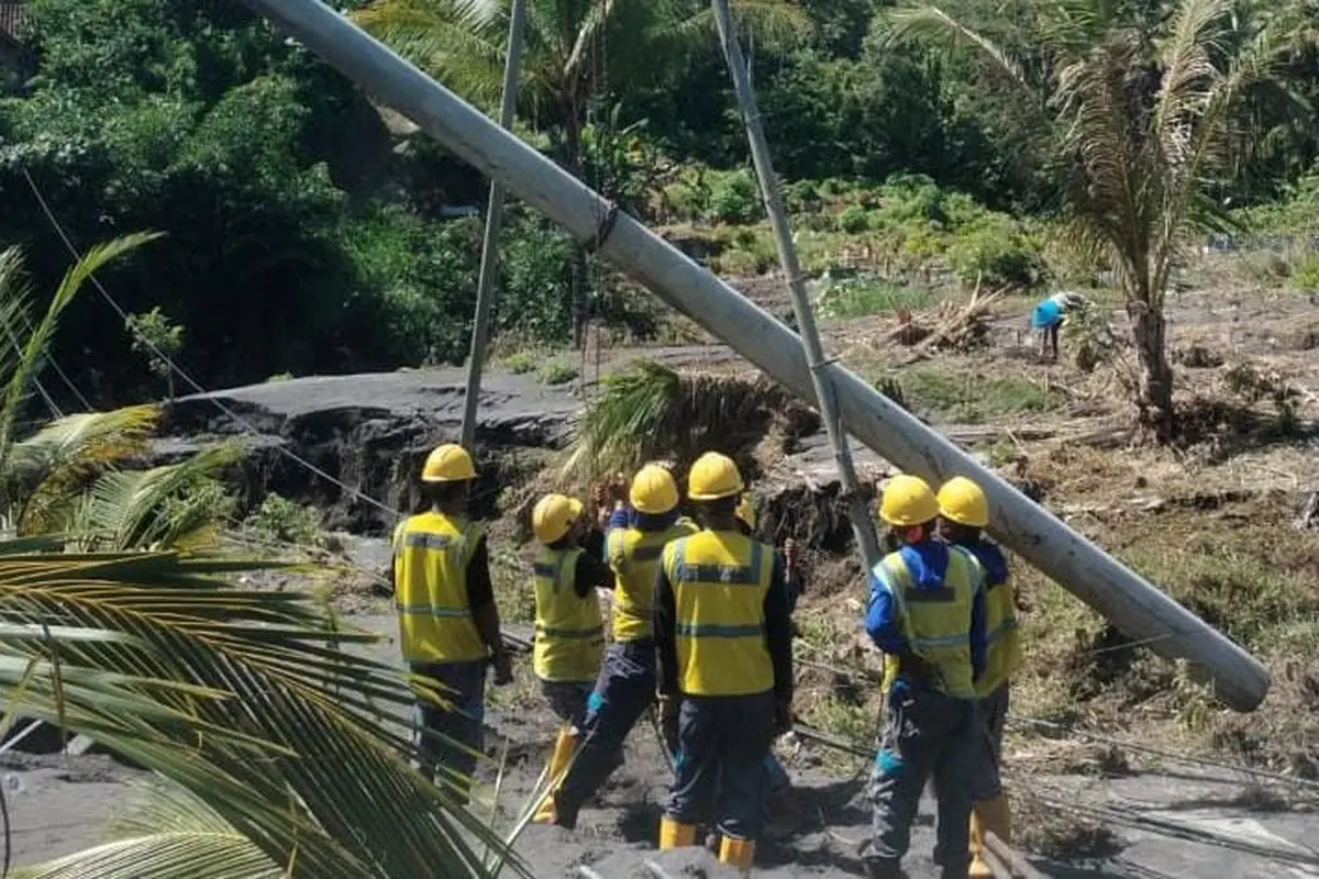 Perbaikan jaringan listrik oleh PLN di lokasi Bajjir Lahar Dingin Semeru  Lumajang (Istimewa)