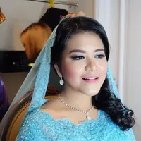 Kebaya tradisional warna biru ternyata bisa bikin perempuan makin cantik. (Sumber foto: nicolasbulbul/instagram)