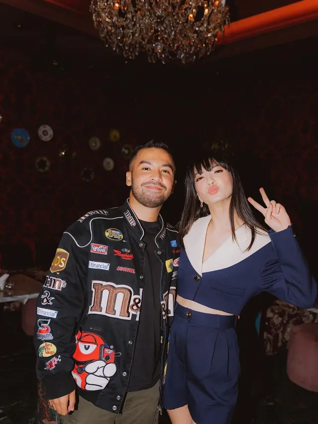 Momen saat Raline Shah dan Hassan Alaydrus berfoto bersama di pesta ulang tahun Raline.