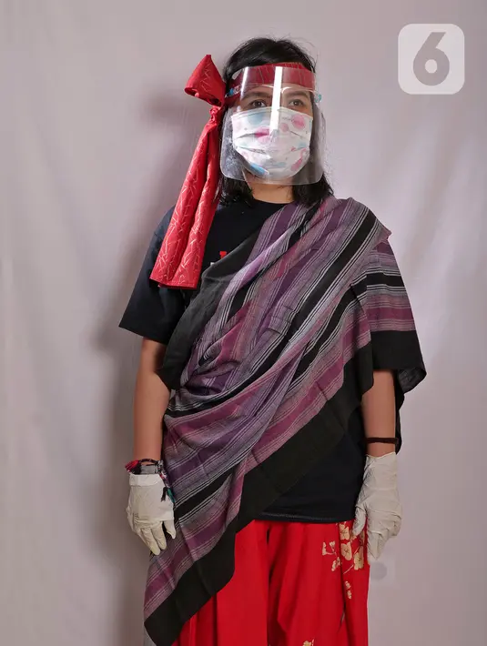 Mahasiswi inklusif atau berkebutuhan khusus Anisa menirukan gaya Martha Christina Tiahahu. Anisa memilih pahlawan asal Ambon tersebut karena suka dengan lagu Manise. (Liputan6.com/Herman Zakharia)