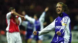 Gabriel Batistuta merupakan salah satu penyerang terbaik pada masanya. Striker asal Argentina tampil cukup tajam bersama Fiorentina. AS Roma kemudian berhasil merekrut Batistuta pada tahun 2000. Kala itu, Giallorossi mengeluarkan 36,15 juta euro untuk mendapatkan Batistuta yang berusia 31 tahun dari Fiorentina. (Adrian DENNIS / AFP)