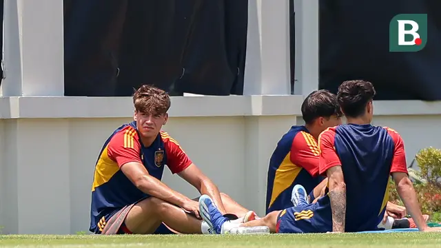 Foto: Enggak Kuat Cuaca Terik Kota Solo, Pemain Muda Barcelona Ini Akhirnya Pilih Tempat Teduh saat Latihan Bersama Timnas Spanyol U-17