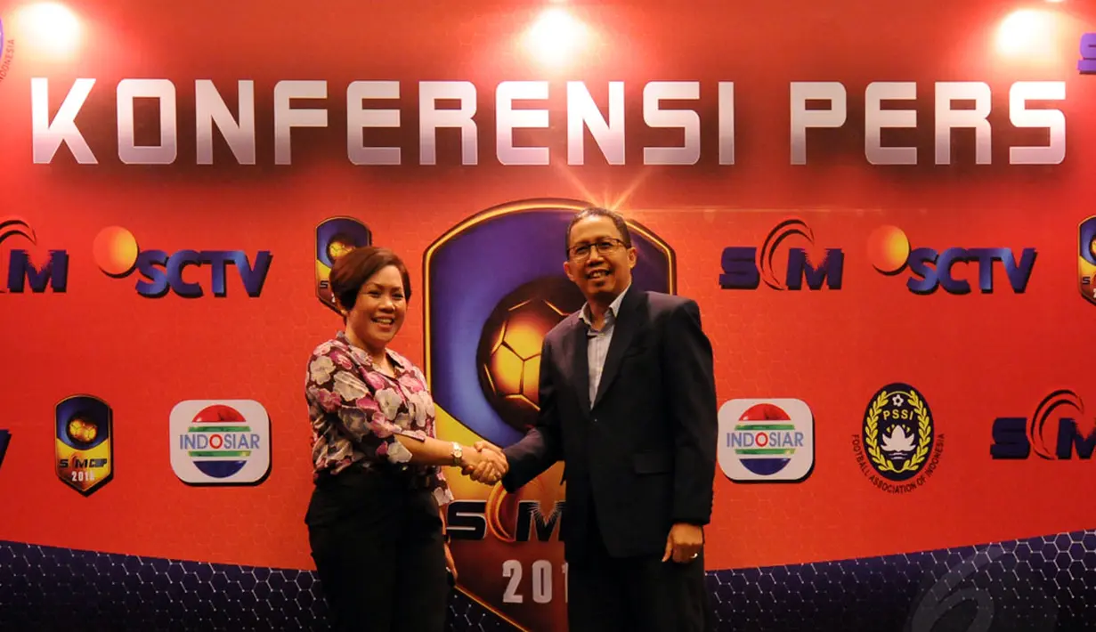 Direktur Program dan Produksi SCM, Harsiwi Achmad (kiri) bersalaman dengan Joko Driyono (Sekjen PSSI) usai konferensi pers jelang turnamen pramusim Surya Citra Media (SCM) Cup 2015, Jakarta, Senin (12/1/2015). (Liputan6.com/Helmi Fithriansyah)