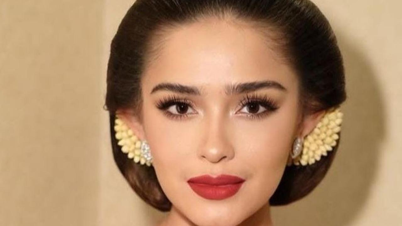 Cantik & Anggunnya Yasmine Wildblood Bak Barbie Jawa Berkebaya Merah Jadi Tamu Acara Pernikahan