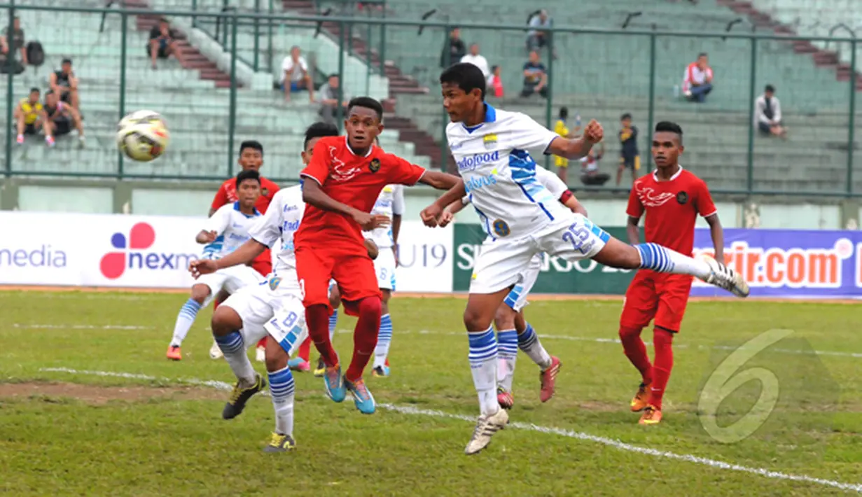 Pemain Persib U-16 berebut bola atas di laga uji coba melawan Persib U-16 di Stadion Siliwangi, Bandung, Jumat (27/2/2015). Timnas U16 Indonesia menang 4-2 atas Persib U16. (Liputan6.com/Andrian M Tunay)
