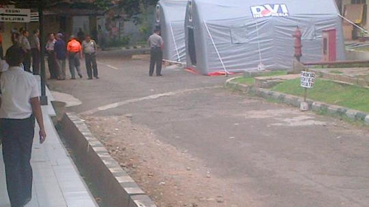 Tampak wartawan dengan duduk menunggu proses identifikasi korban Sukho 
