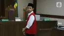 Luthfi Alfiandi terdakwa kasus dugaan melawan polisi saat aksi pelajar di depan Gedung DPR RI pada September 2019 lalu menjalani sidang putusan di Pengadilan Negeri Jakarta Pusat, Kamis (30/1/2020). Hakim memvonis Luthfi dengan hukuman empat bulan penjara. (Liputan6.com/Angga Yuniar)