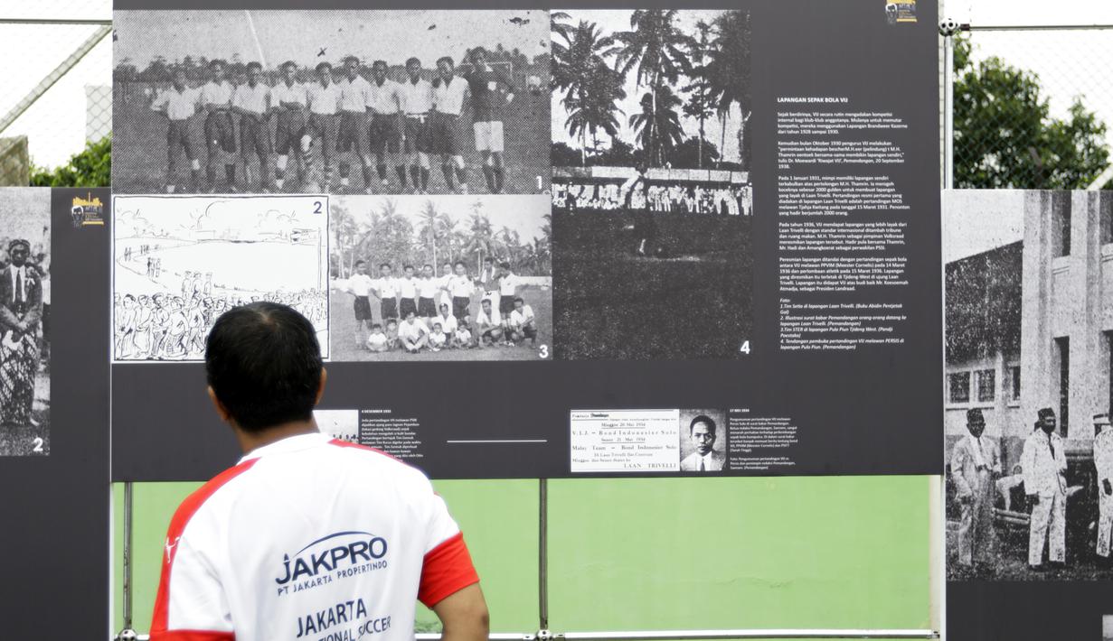 Pengunjung melihat pameran MH Thamrin Politik dan Sepak Bola Kebangsaan di lapangan VIJ, Petojo, Jakarta, Sabtu (16/2). Acara ini rangkaian dari Festival 125 Tahun MH Thamrin. (Bola.com/Yoppy Renato)