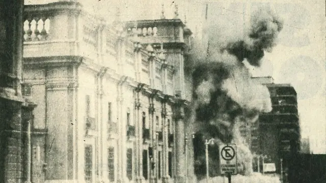 Pengeboman Istana Presiden Chile La Moneda oleh junta militer pada 11 September 1973, dalam periode kudeta Chile 1973 (Wikimedia Commons)