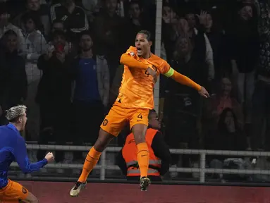 Bek Belanda Virgil van Dijk berselebrasi setelah mencetak golnya dari tendangan penalti ke gawang Yunani pada matchday ke-8 Kualifikasi Euro 2024 Grup B di OPAP Arena, Athena, Selasa (17/10/2023) dini hari WIB. (AP Photo/Thanassis Stavrakis)