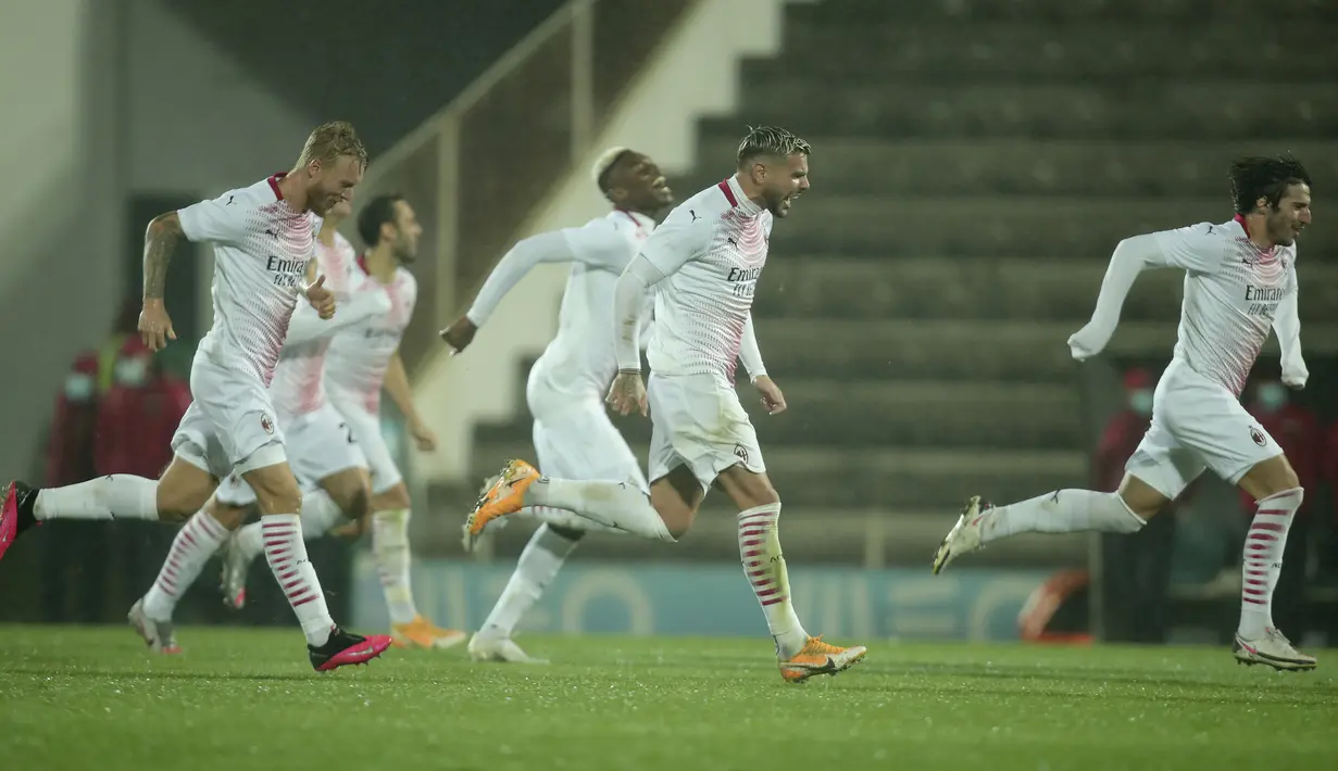 Pemain AC Milan merayakan kemenangan atas Rio Ave pada laga play-off Liga Europa 2020/2021 di Estadio Dos Arcos, Jumat (2/10/2020) dini hari WIB. AC Milan menang dengan skor 9-8 atas Rio Ave lewat adu penalti. (AP Photo/Luis Vieira)