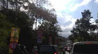 Sempitnya jalan dan padatnya kendaraan menjadi penyebbab utama kemacetan jalur Boyolali-Salatiga. (foto : Liputan6.com / dewi divianta)
