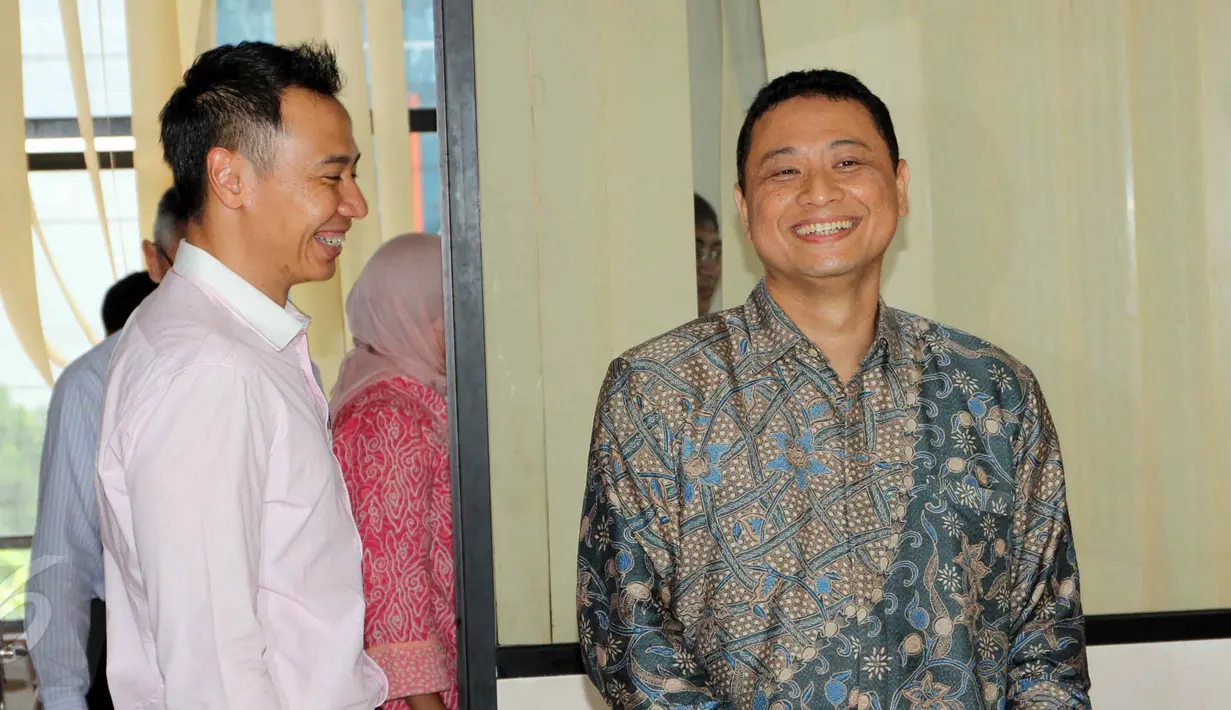 Direktur Utama PT Bursa Berjangka Jakarta, Bihar Sakti Wibowo (kanan) saat akan menjalani sidang perdana terkait kasus penyuapan mantan Kepala Bappebti Syahrul Raja Sempurnajaya di Pengadilan Tipikor Jakarta, Rabu (3/6/2015). (Liputan6.com/Helmi Afandi)