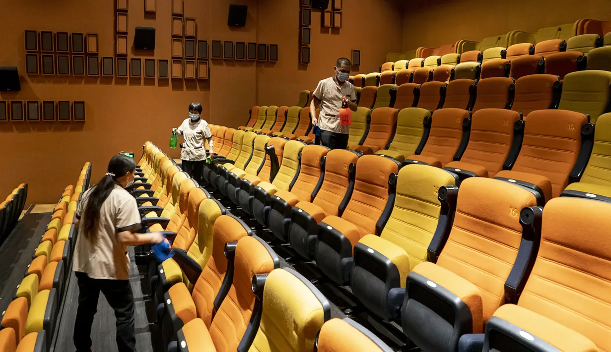 Para pekerja melakukan disinfeksi di sebuah bioskop di Wuhan, Provinsi Hubei, China, Senin (20/7/2020). Dengan mengambil berbagai langkah pencegahan COVID-19, bioskop-bioskop di Kota Wuhan mulai kembali dibuka secara bertahap pada 20 Juli 2020. (Xinhua/Xiao Yijiu)