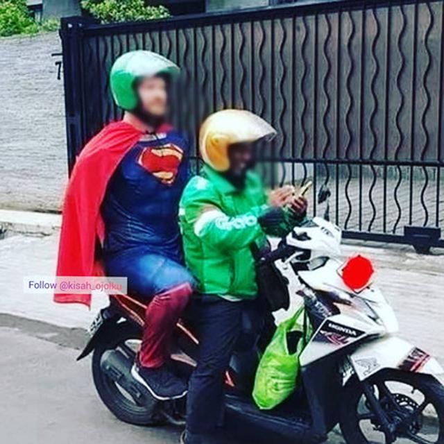 8 Kostum Penumpang Ojek Online Ini Unik Banget, Jadi Pusat Perhatian