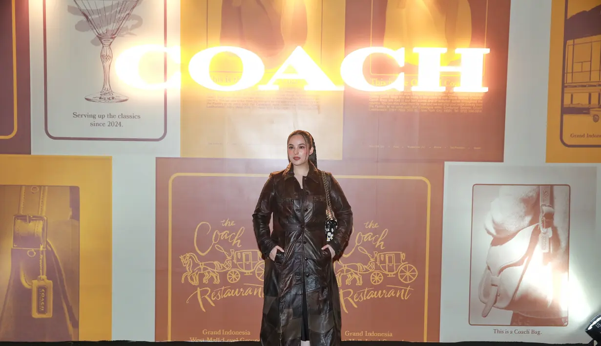 Chelsea Islan tampil tak kalah memesona dalam balutan leather dress coat cokelat. Menawan tanpa kesan berlebihan, Chelsea memadukan penampilannya dengan shoulder bag dan kitten mules berwarna putih yang manis. [Foto: Document FIMELA/Adrian Putra]