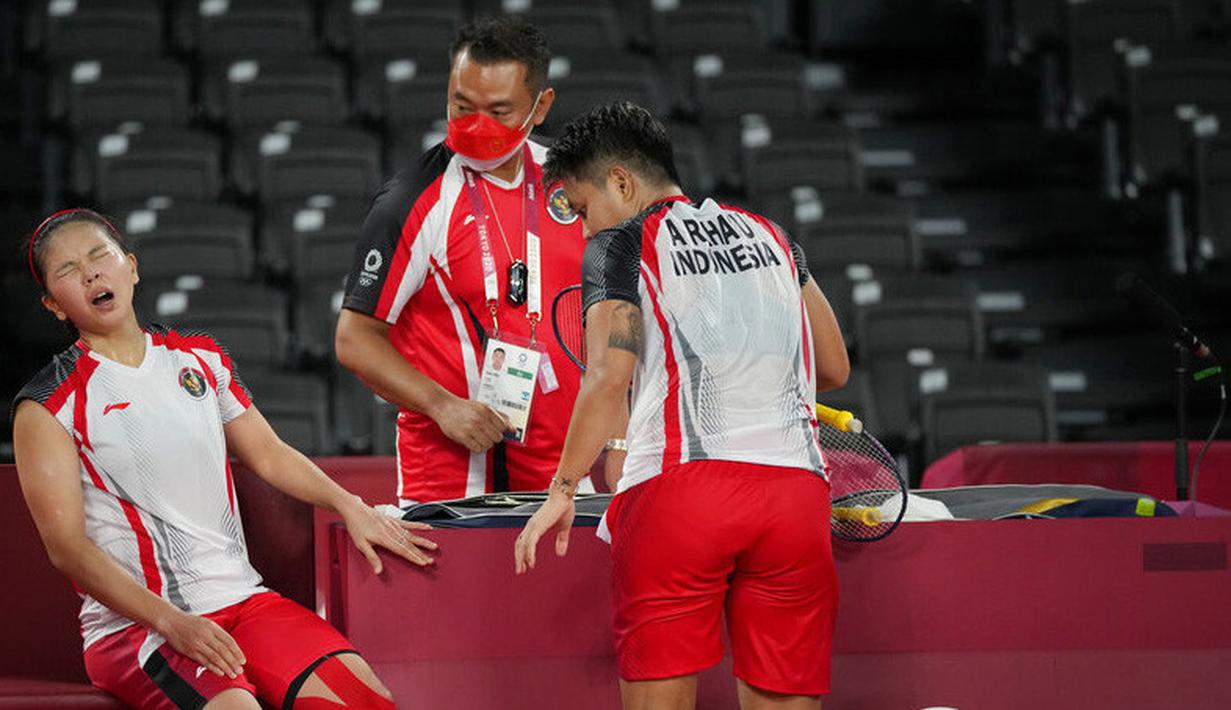 Sejak gim pertama, laga langsung berjalan ketat. Kedua pasangan saling berkejaran poin, dengan mengandalkan serangan dan pertahananan yang tangguh. (Foto: AP/Dita Alangkara)