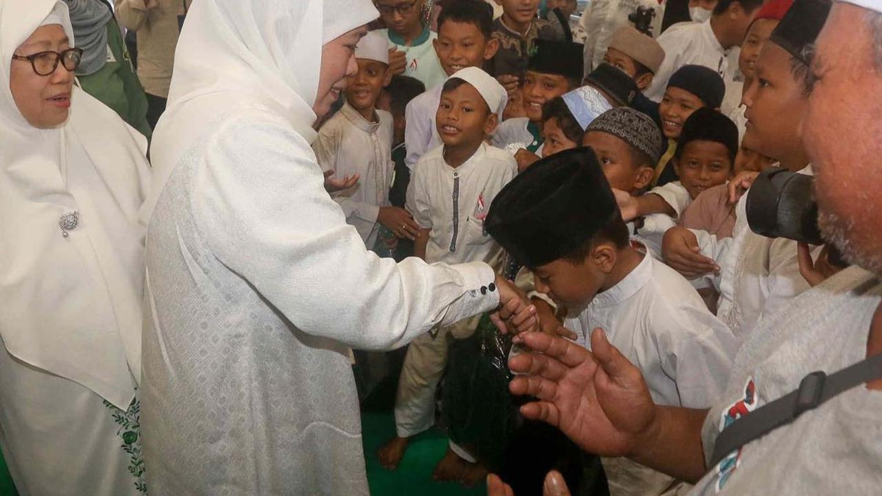 Ketua Umum PP Muslimat Nahdlatul Ulama (NU) Khofifah Indar Parawansa menghadiri kegiatan Santunan Anak Yatim di Gelora Bung Karno, Senayan, Jakarta, Jumat (19/1/2024). Kegiatan yang diisi dengan doa bersama dan Khotmil Quran diadakan dalam rangka menyambu