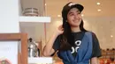 Untuk yang satu ini, masih dengan kaus dan topi hitam. Namun Syifa memadukannya dengan overall dress yang modelnya cute banget. (Instagram/cutsyifaa)