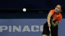 Tunggal putri, Ruselli Hartawan, beraksi saat melawan tunggal Malaysia, Kisona Selvaduray, pada laga final Bulutangkis di SEA Games 2019 di Multinlupa Sports Complex, Senin (9/12). Ruselli meraih perak setelah kalah dengan skor 22-20, 14-21 dan 13-21. (Bola.com/M Iqbal Ichsan)