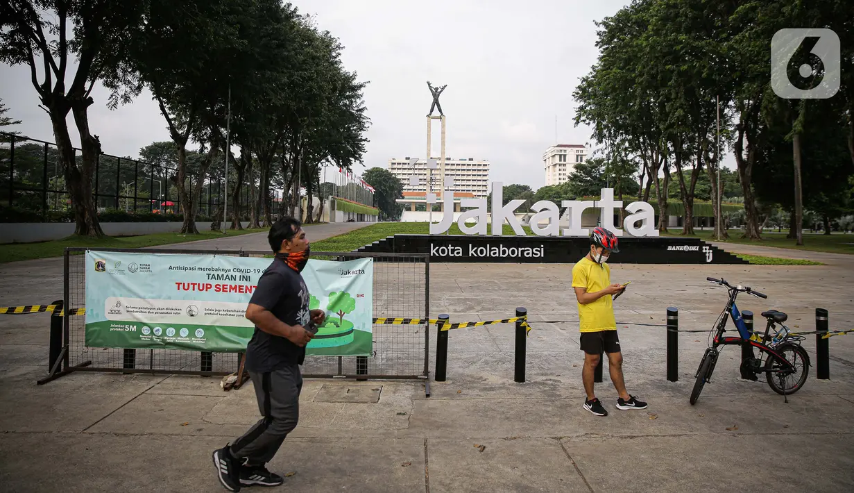 Warga berolahraga di kawasan Lapangan Banteng, Jakarta, Kamis (19/8/2021). Pelonggaran aturan berolahraga di ruang terbuka dimungkinkan pada zona yang dianggap aman dan memiliki sedikit kasus penyebaran COVID-19. (Liputan6.com/Faizal Fanani)
