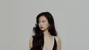 Sorotan terbesar datang dari koleksi cincin Coco Crush bernuansa emas yang melingkar di jari Jennie. Ia mengenakan Coco Crush Ring seri J13001 bertabur diamond dengan harga fantastis mencapai USD 19.650 atau sekitar Rp349,4 juta. Jennie juga memadukannya dengan Coco Crush Ring seri J10571 seharga USD 3.350 atau sekitar Rp59,5 juta.  [@jennierubyjane]