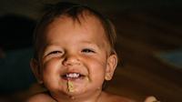 Ilustrasi anak makan. (dok.  Derek Owens/Unsplash)