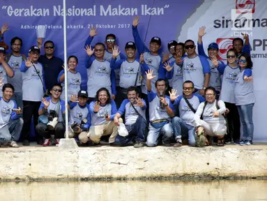 Managing Director Sinar Mas Saleh Husin dan anggota JMI berfoto bersama saat peluncuran komunitas olahraga memancing Jurnalis Mancing Indonesia (JMI) di Depok, Sabtu (21/10). (Liputan6.com/Pool)