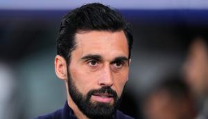 Pelatih Real Madrid, Alvaro Arbeloa, memantau situasi dari bangku cadangan sebelum leg kedua play-off Liga Champions melawan Benfica di Santiago Bernabeu, Kamis (26/2/2026) dini hari WIB. (AP Photo/Manu Fernandez)