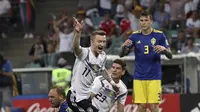 Pemain timnas Jerman, Marco Reus, merayakan gol yang dicetaknya ke gawang Swedia.  (AP Photo/Thanassis Stavrakis)