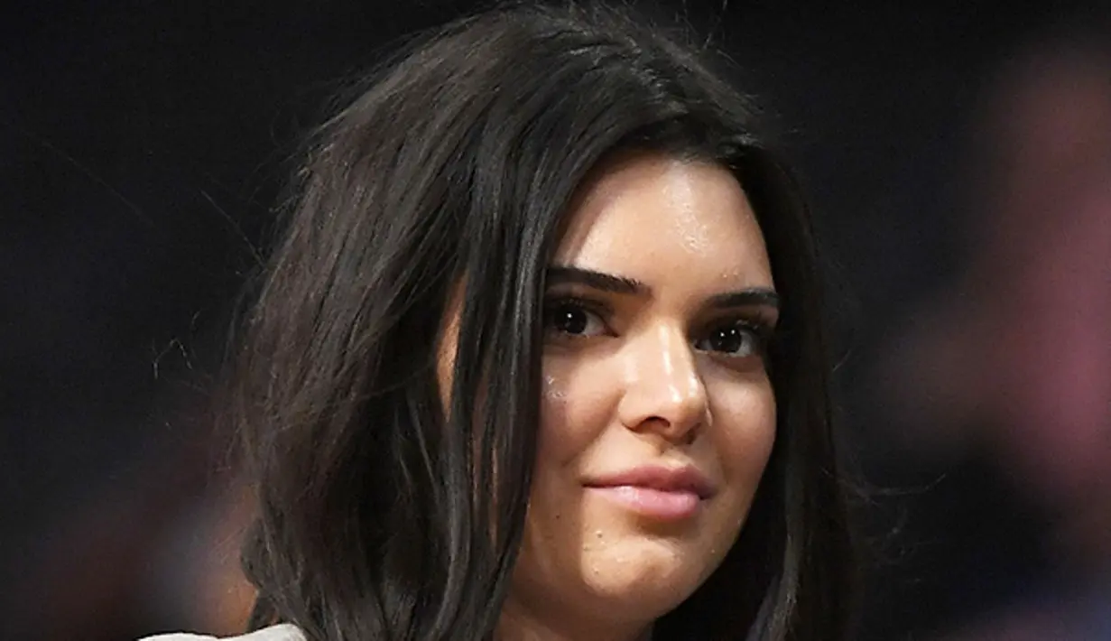 Seorang model memang diharuskan untuk terlihat memiliki tubuh yang sempurna dan wajah yang mulus. Namun kini, wajah Kendall Jenner terlihat jerawatan. (REX/Shutterstock/HollywoodLife)