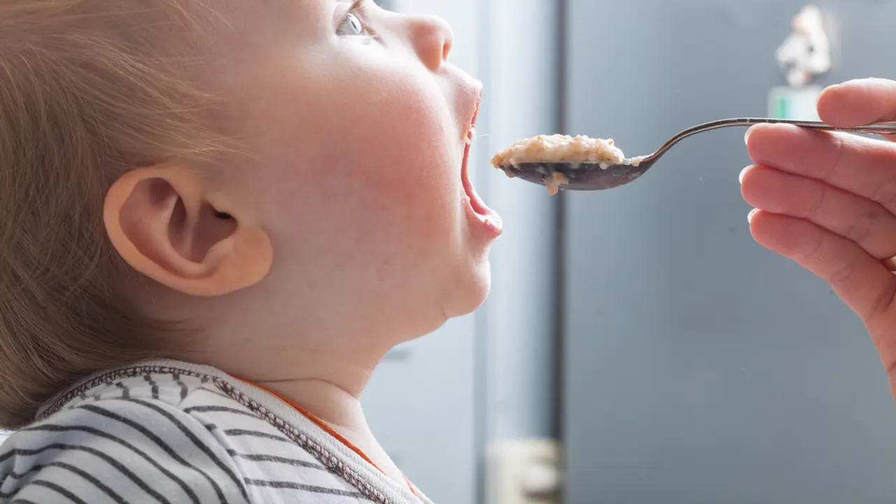 Ilustrasi makan anak