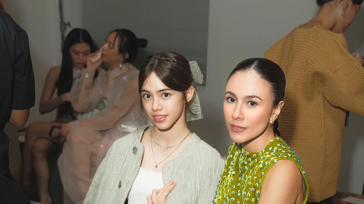 Like Mother Like Daughter, Wulan Guritno dan London Abigail Tampil Elegan Beraksen Pita di Show Saptodjojokartiko Spring/Summer 2026