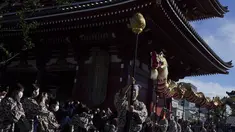 Penduduk setempat memainkan "Kinryu no Mai," atau Tarian Naga Emas di Kuil Sensoji di lingkungan Asakusa di Tokyo, Senin (18/10/2021). Naga Jepang  adalah makhluk legendaris yang beragam dalam mitologi dan cerita rakyat Jepang.(AP Photo/Eugene Hoshiko)