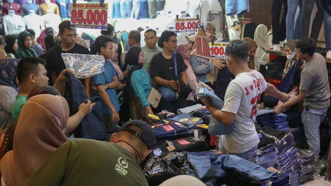 FOTO:   Hampir Sepekan Jelang Lebaran, Warga Memadati Pasar Tanah Abang