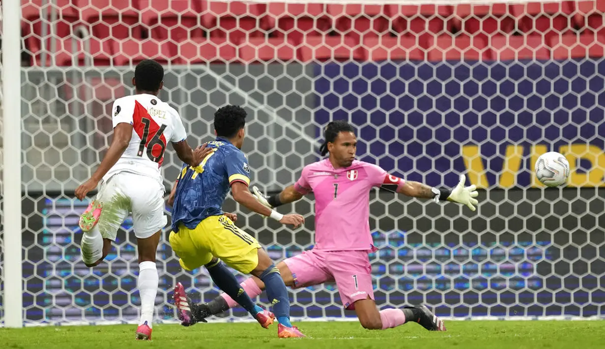 Striker Kolombia, Luis Diaz saat mencetak gol ke gawang Peru pada pertandingan juara ketiga Copa America 2021 di Stadion Nasional Brasilia, Brasil, Sabtu (10/7/2021). Diaz mencetak dua gol dan mengantar Kolombia menang dramatis 3-2 atas Peru. (AP Photo/Eraldo Peres)