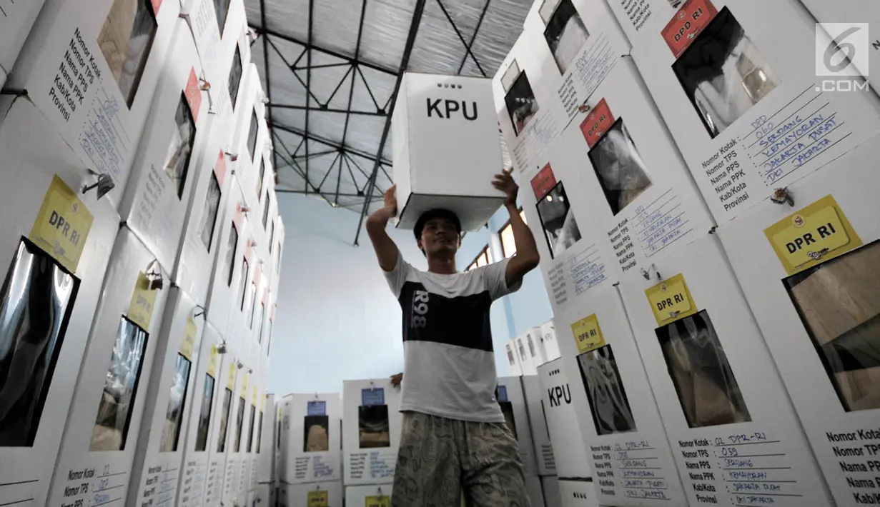 Petugas PPK merapikan kotak suara Pemilu 2019 yang telah digembok dan disegel di Gudang Logistik Kecamatan Kemayoran, Jakarta, Senin (15/4). Penyegelan gembok dan logistik lainnya dilakukan untuk menjamin keamanan surat suara saat didistribusikan ke kelurahan. (merdeka.com/Iqbal Nugroho)
