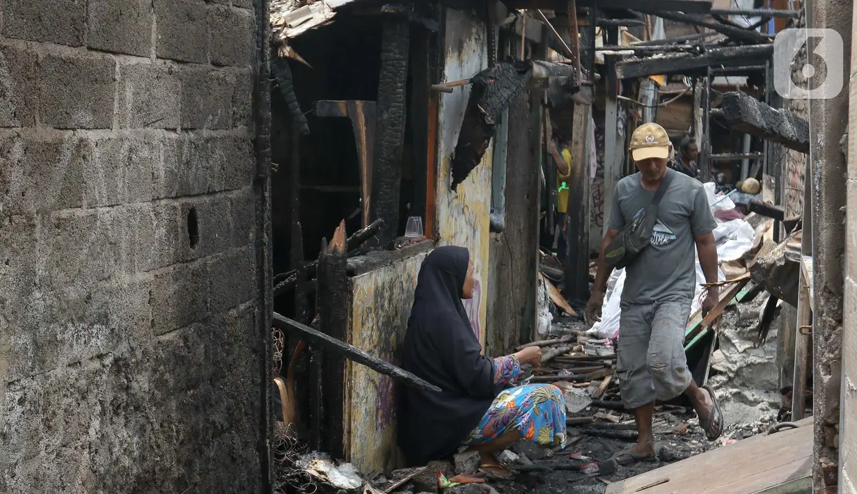 Penyebab kebakaran diduga berasal dari rumah seorang pengepul rongsokan sampah plastik. (Liputan6.com/Herman Zakharia)