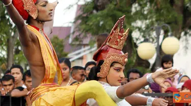 Citizen6, Banda Aceh: Penari dari Sri Lanka tampil di hadapan ratusan warga Aceh di Taman Sari Banda Aceh, Senin (25/7). Acara itu merupakan bagian dari paket kegiatan Aceh International Folklore yang digelar 23-25 Juli 2011 dan  27-28 Juli 2011 di Sabang