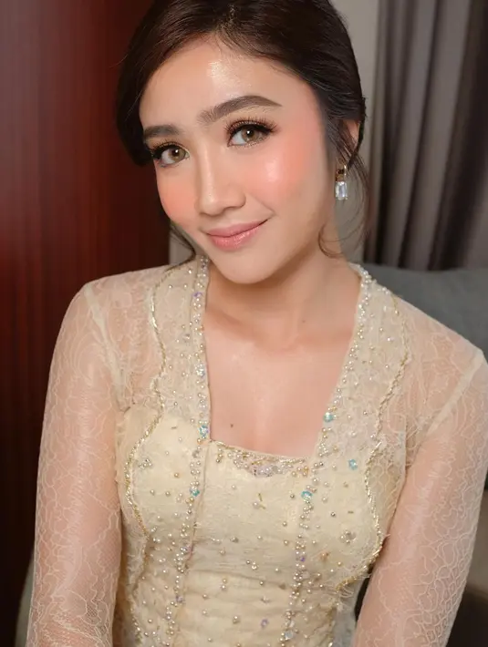 Loose updo seperti Febby Rastanty ini juga nggak kalah menarik untuk ditiru. Simple dan elegan! [@febbyrastanty]
