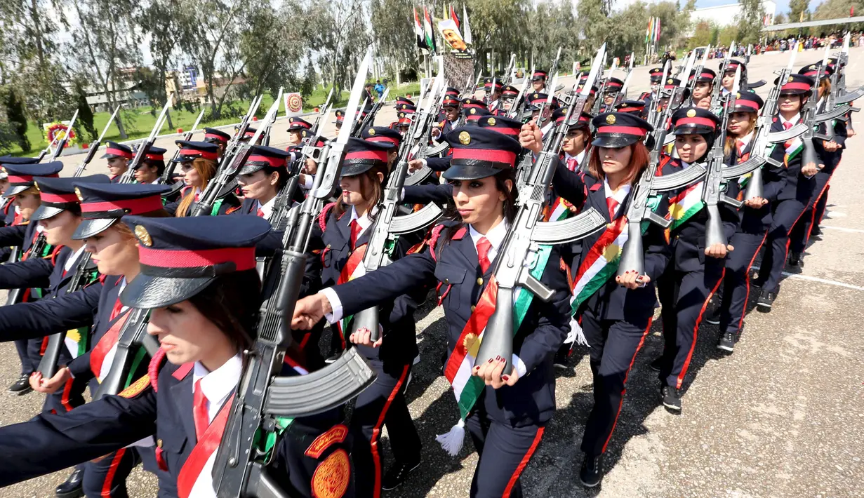Para pejuang perempuan Kurdi Peshmerga mengikuti upacara wisuda mereka di sebuah akademi polisi di distrik Zakho, Irak, Rabu (30/3). Ada sekitar 10 ribu tentara perempuan Peshmerga yang ikut bertempur melawan ISIS di Suriah dan Irak. (REUTERS/Ari Jalal)
