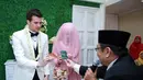 Khidmat dan sakralnya suasana akad nikah Risty Tagor dan Stuart Collin (M. Akrom Sukarya/Bintang.com)