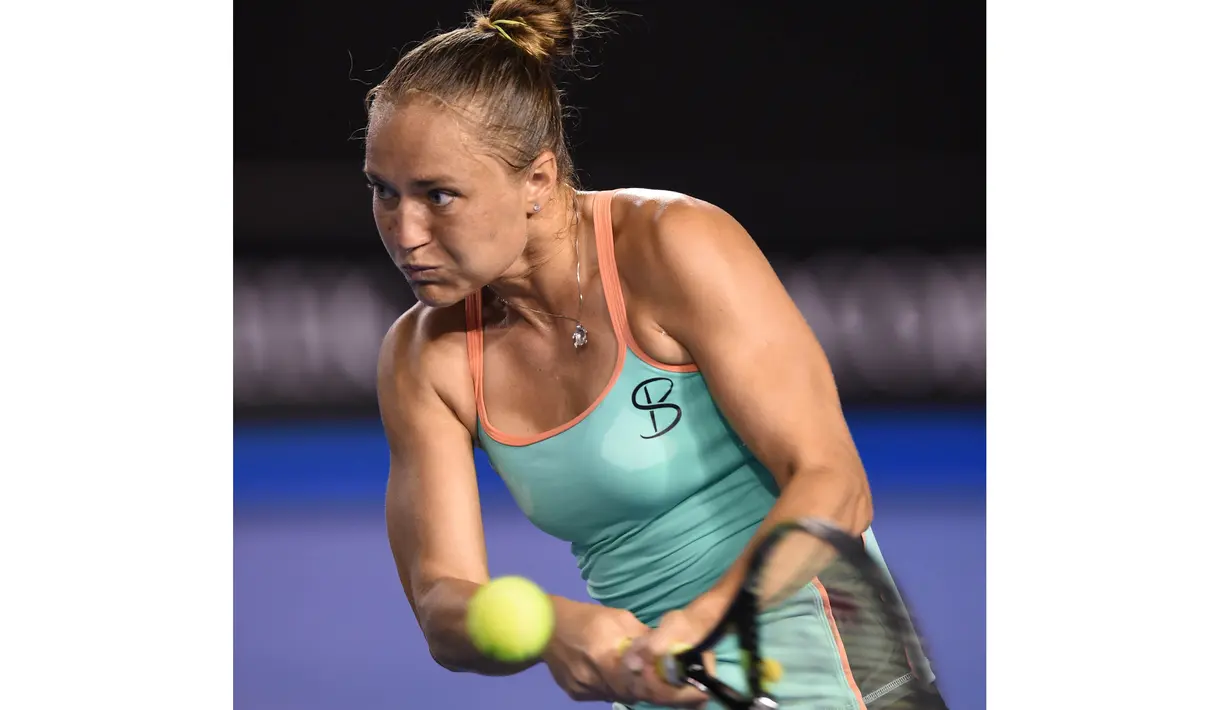Petenis Ukraina, Kateryna Bondarenko mengembalikan bola saat melawan petenis Swiss, Belinda Bencic pada hari ke-5 turnamen tenis Australian Open 2016  di Melbourne, Jumat (22/1/2016). (AFP/Greg Wood)