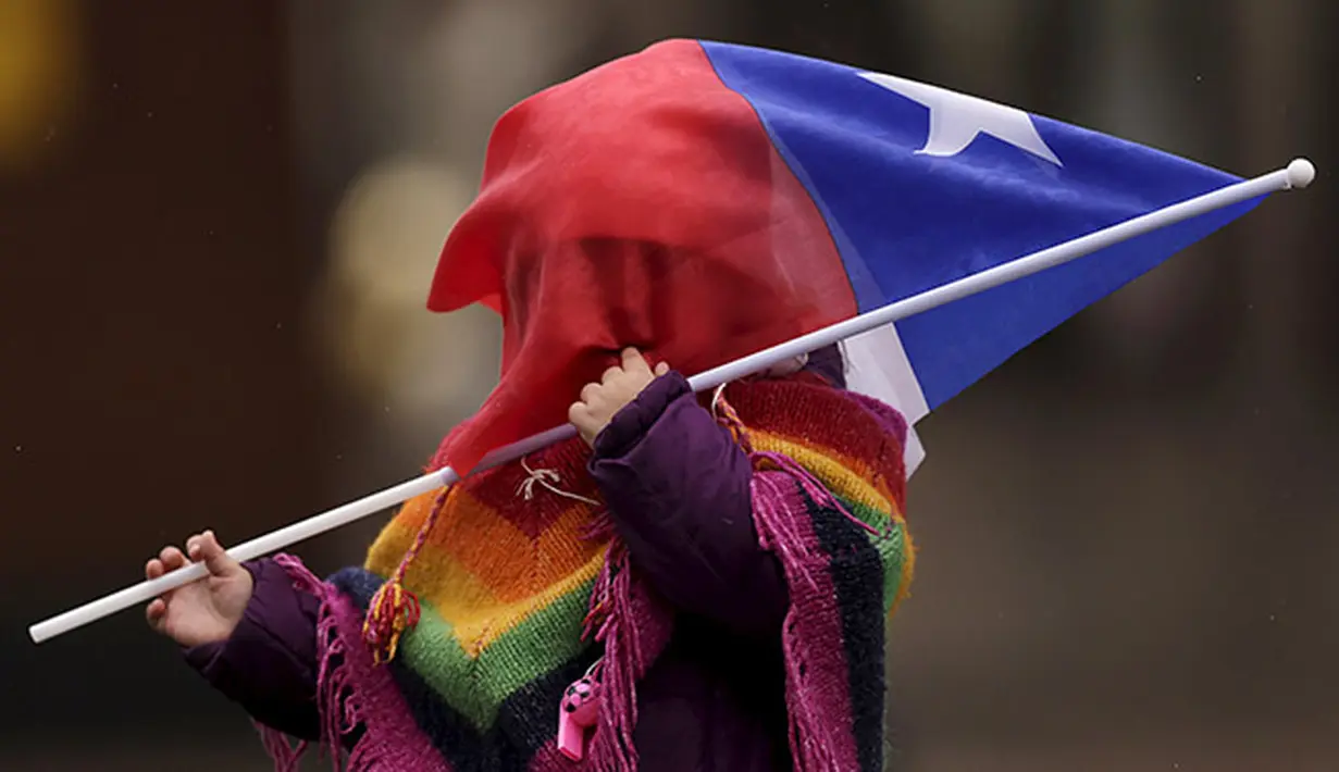 Seorang bocah dengan bendera Cile di Copa America 2015. (REUTERS/Ueslei Marcelino) 