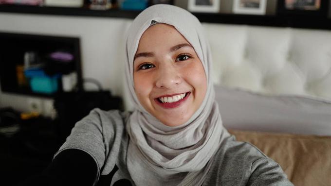 Lipstik Merah Natasha Rizky Ini Cocok Untuk Perempuan Berhijab