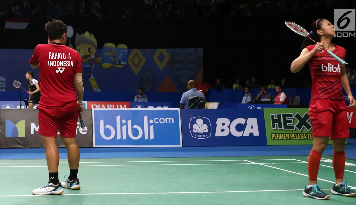 Ganda Putri Indonesia, Greysia Polii/Apriyani Rahayu meluapkan kekecewaan saat melawan Chang Ye Na/Lee So Hee (Korsel) di Babak Kedua Indonesia Open 2017, Jakarta, Kamis (15/6). Greysia/Apriyani kalah 18-21, 14-21. (Liputan6.com/Helmi Fithriansyah)