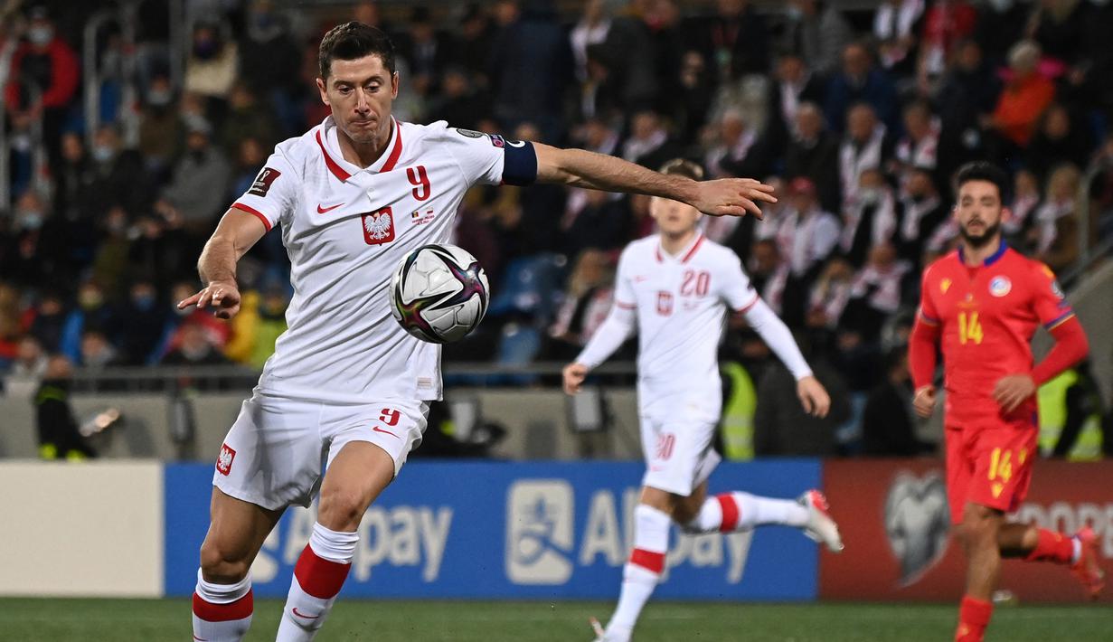 Robert Lewandowski. Striker berusia 27 tahun yang kini memperkuat Barcelona ini mengoleksi 8 gol dan 4 assist dari 8 laga di Kualifikasi Piala Dunia 2022 Grup I. Polandia harus menjalani babak play-off usai hanya menempati posisi kedua di bawah Inggris dengan raihan 20 poin. (AFP/Valentine Chapuis)