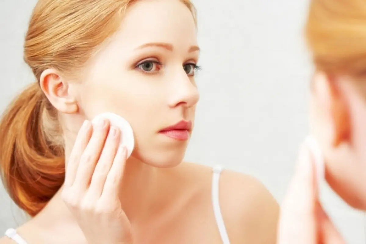 5 Alasan Menghapus Makeup Sebelum Tidur Itu Perlu