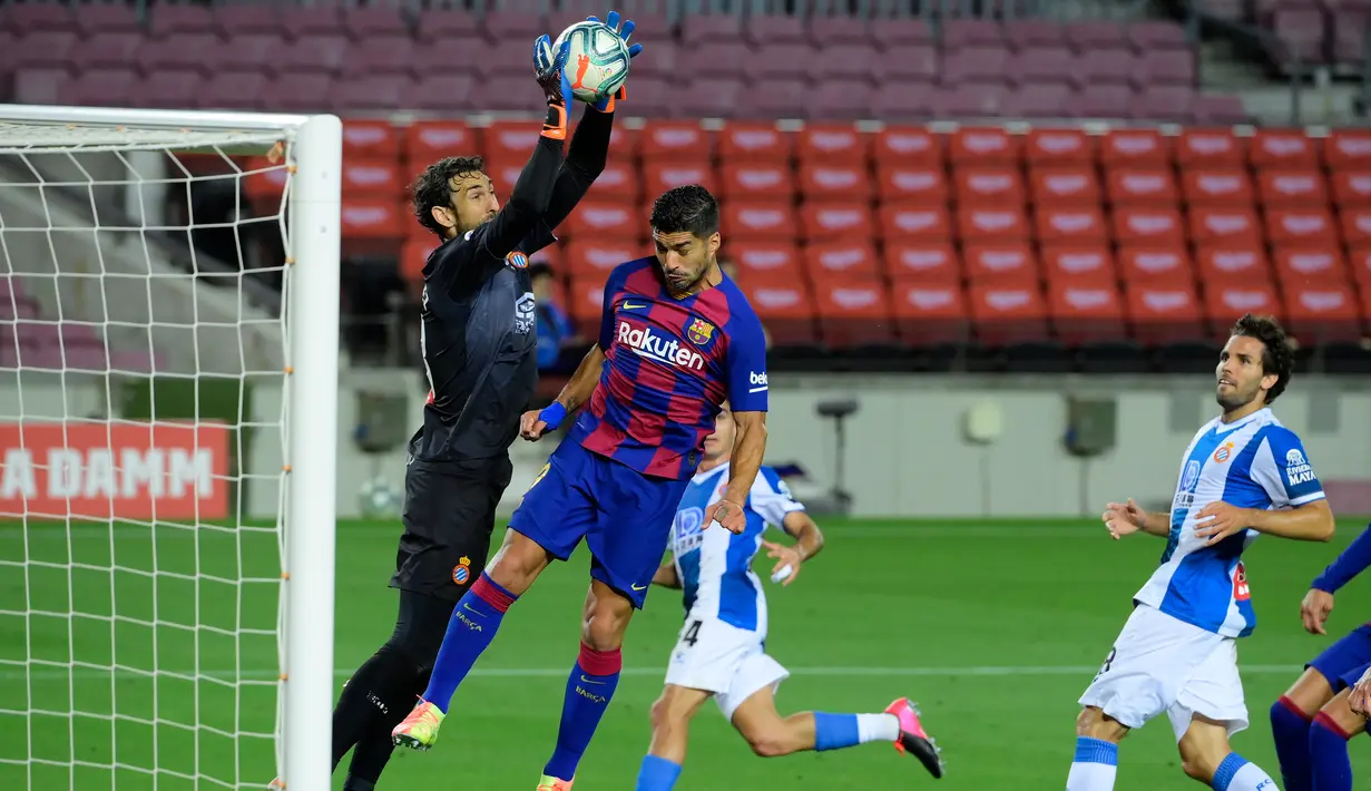 Striker Barcelona, Luis Suarez, berebut bola dengan kiper Espanyol, Diego Lopez, pada laga La Liga di Stadion Camp Nou, Rabu (8/7/2020). Barcelona menang 1-0 atas Espanyol. (AFP/Lluis Gene)